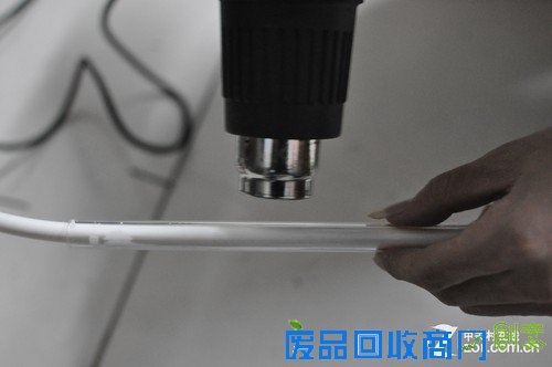 用热风枪直吹 将其弯曲