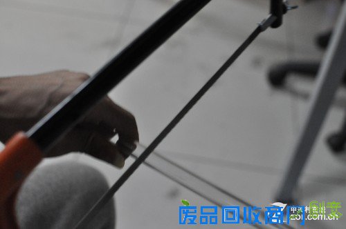 切割适当的长度 并把硅胶条套入亚克力硬管中