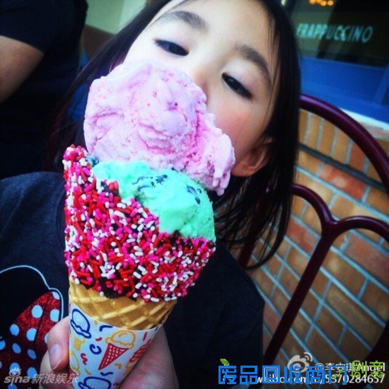 组图:奥莉吃冰激凌甜笑可爱 萌少女坐姿霸气