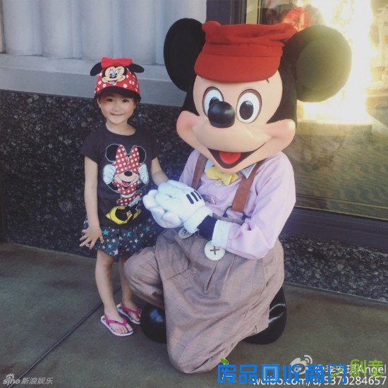 组图:奥莉吃冰激凌甜笑可爱 萌少女坐姿霸气