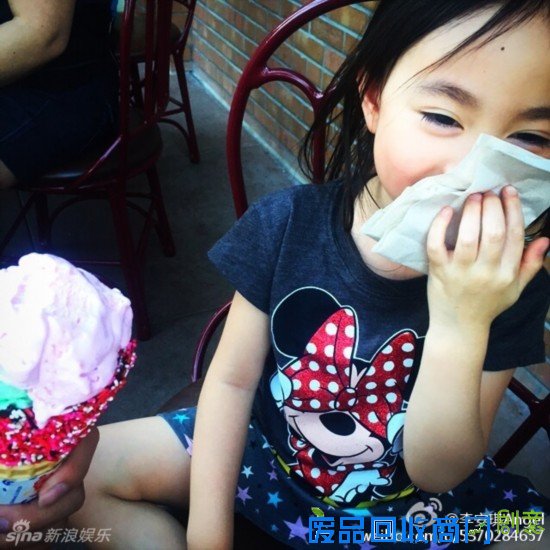 组图:奥莉吃冰激凌甜笑可爱 萌少女坐姿霸气