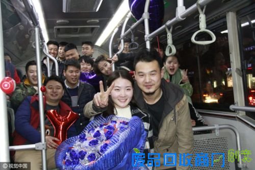 郑州小伙坐公交搭讪美女 并成功求婚