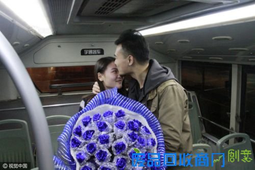 郑州小伙坐公交搭讪美女 并成功求婚