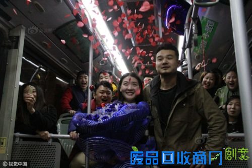 郑州小伙坐公交搭讪美女 并成功求婚