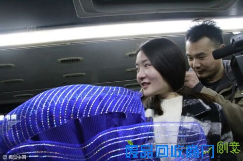 郑州小伙坐公交搭讪美女 并成功求婚