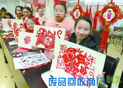 长沙市天心区文明办和桂花坪街道新园社区近日举办“新春剪纸迎猴年