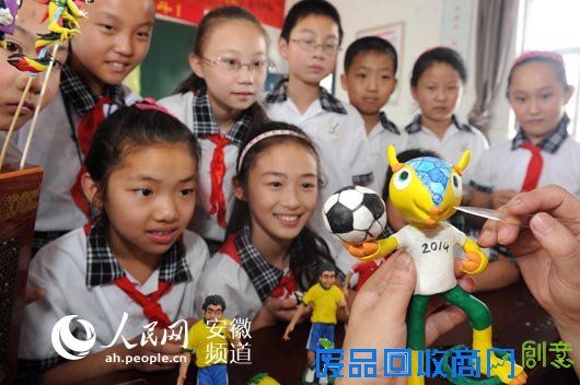 农家娃面塑“世界杯”