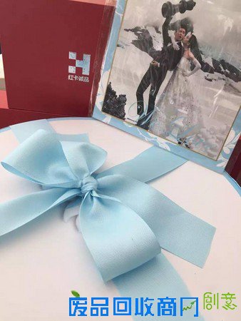 吴奇隆婚礼伴手礼曝光 内附隆诗婚纱照