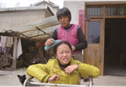 婆婆照顾脑瘫媳妇 每天为她端饭递水洗脸擦身梳头
