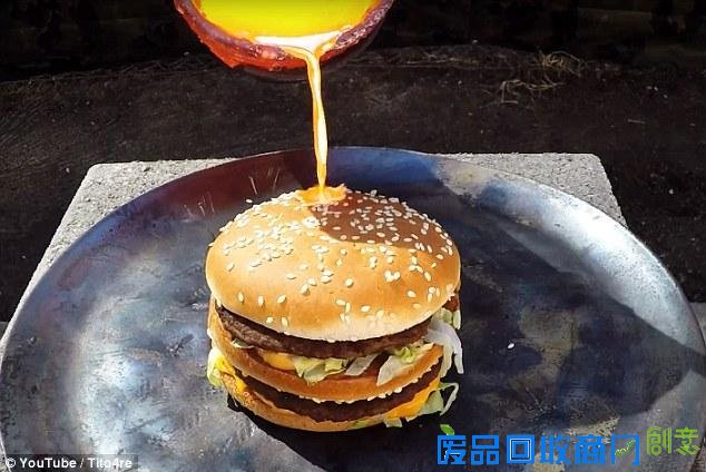 这是啥爱好?千度铜水浇汉堡(图)
