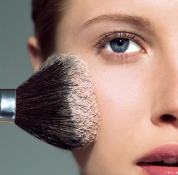 粉底刷和海绵哪个好用 粉底刷海绵的区别