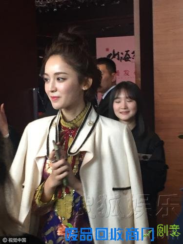 “九尾狐”娜扎活动结束不换装 花裙显白皙美腿