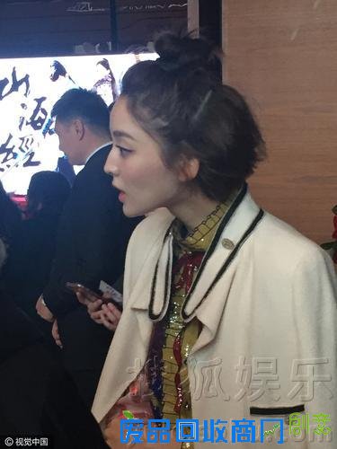 “九尾狐”娜扎活动结束不换装 花裙显白皙美腿