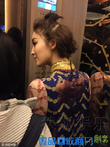 “九尾狐”娜扎活动结束不换装 花裙显白皙美腿