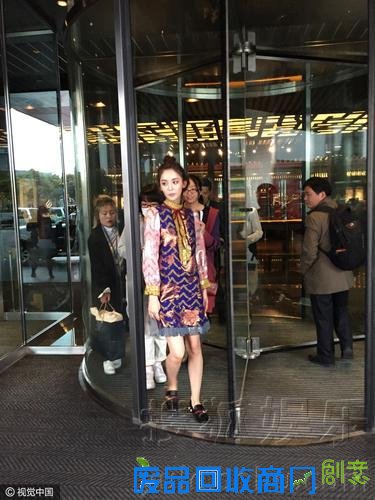 “九尾狐”娜扎活动结束不换装 花裙显白皙美腿