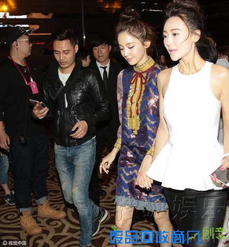 “九尾狐”娜扎活动结束不换装 花裙显白皙美腿