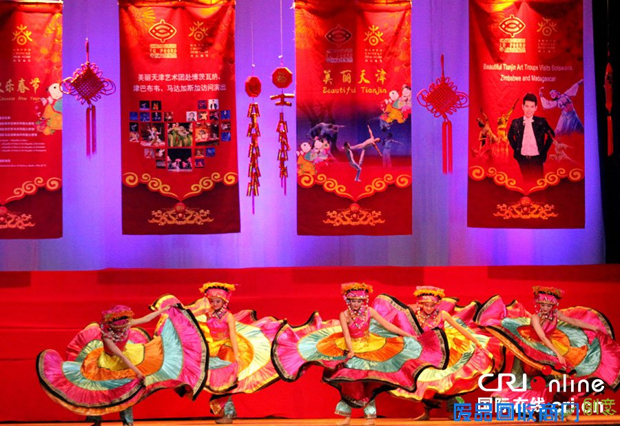 ＂欢乐春节＂艺术团献艺津巴布韦(高清组图)
