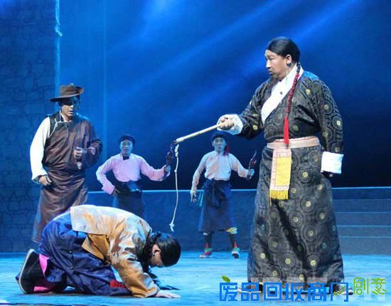 戏中庄园老爷对少爷和白珍的爱情百般阻挠