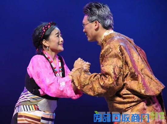 戏中男女主角再次重逢,喜极而泣