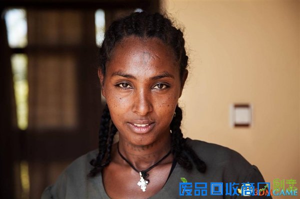 摄影师环游60国绘制美女地图:专拍正妹