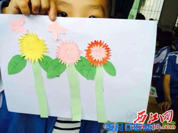 孩子羞涩地展示作品(江小兵摄)