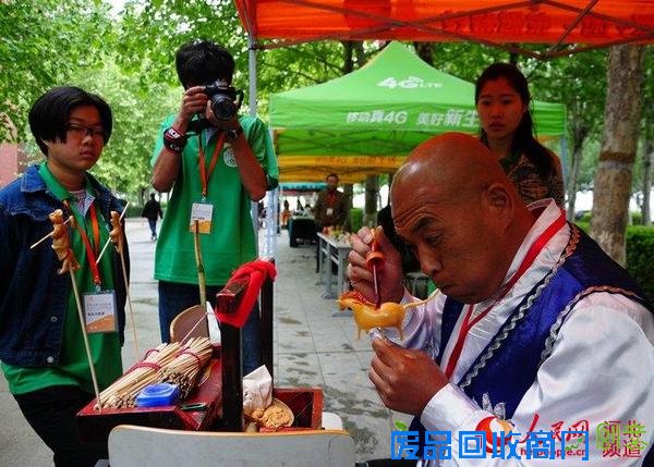 图为藁城糖人吹塑大师马青旺为学生表演吹糖人。张梦琪摄