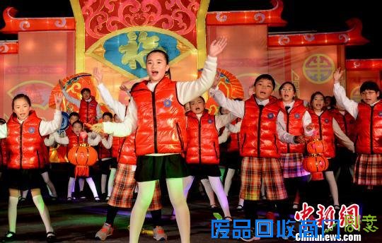 两马童声合唱团全体团员共同演唱《是爱把希望打开》。 记者刘可耕 摄