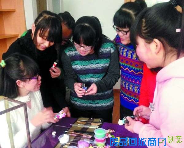 女教师用七彩面团捏出“众生百态”