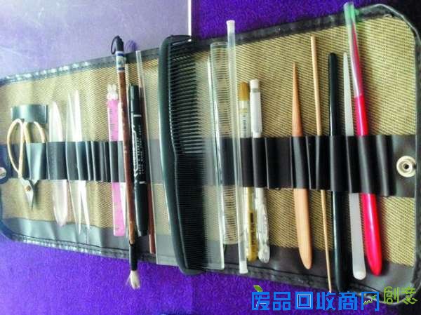 女教师用七彩面团捏出“众生百态”