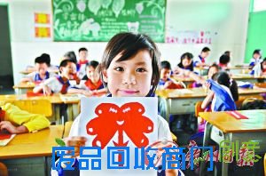 昨日，企石镇江南小学的孩子们就以剪纸画作为母亲节礼物—剪纸虽轻，但却透着沉甸甸的爱。