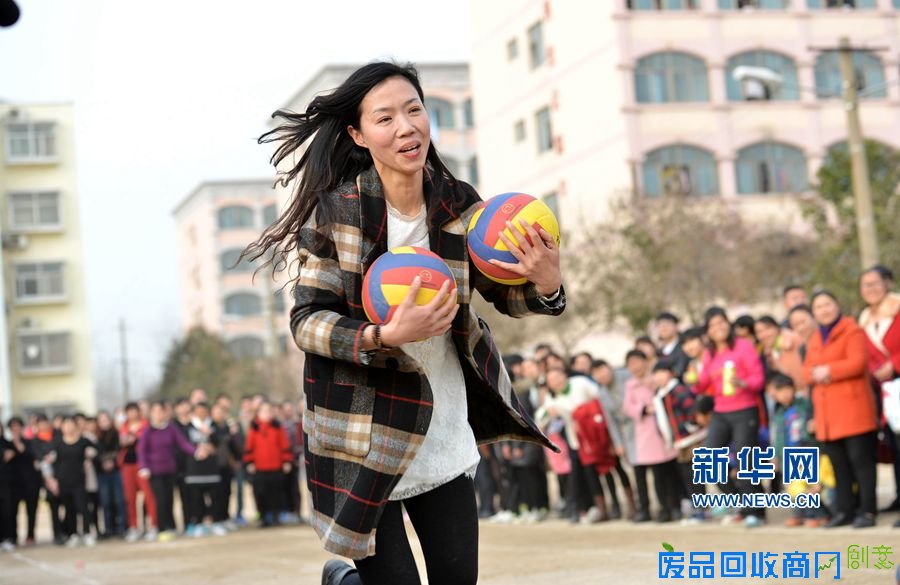 河南夏邑：女教师快乐运动迎“三八”