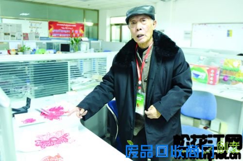 陈国章展示他的剪纸作品
