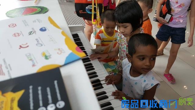 新加坡举办钢琴街头运动 民众兴趣颇浓