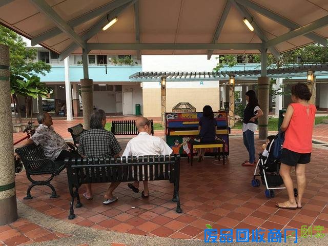 新加坡举办钢琴街头运动 民众兴趣颇浓