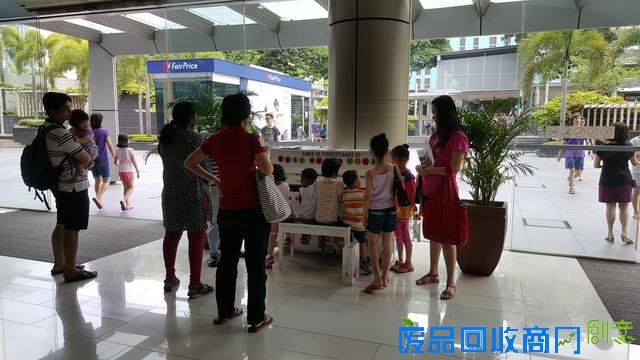 新加坡举办钢琴街头运动 民众兴趣颇浓