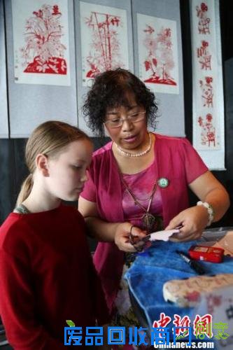 (资料图)2013年7月21日,齐秀花随山东省民间文化代表团访问冰岛向当地民众展示山东传统绝活剪纸艺术。 邱江波 摄 (资料图)2013年7月21日,齐秀花随山东省民间文化代表团访问冰岛向当地民众展示山东传统绝活剪纸艺术。 邱江波 摄