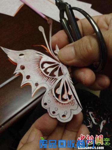 齐秀花现场为记者剪蝴蝶。 沙见龙 摄 齐秀花现场为记者剪蝴蝶。 沙见龙 摄