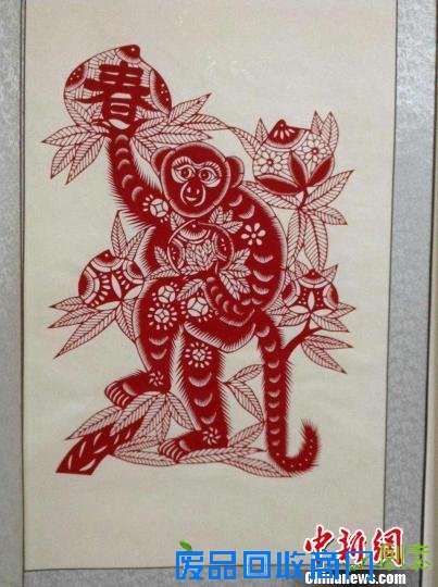 山东高密剪纸传承人齐秀花剪“百猴”迎新春
