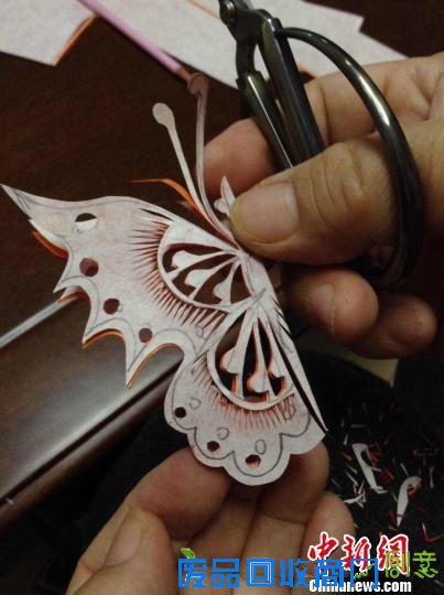 山东高密剪纸传承人齐秀花剪百猴迎新春