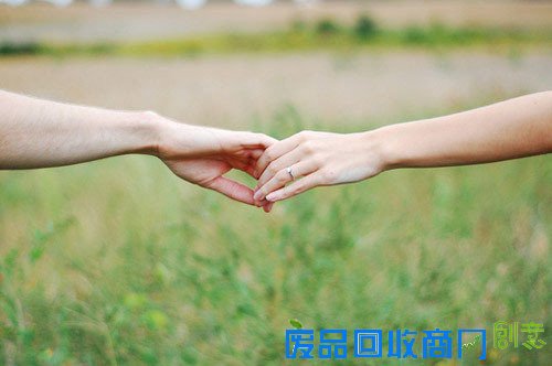 爱情语录：彼岸花，开一千年，落一千年，花叶永不