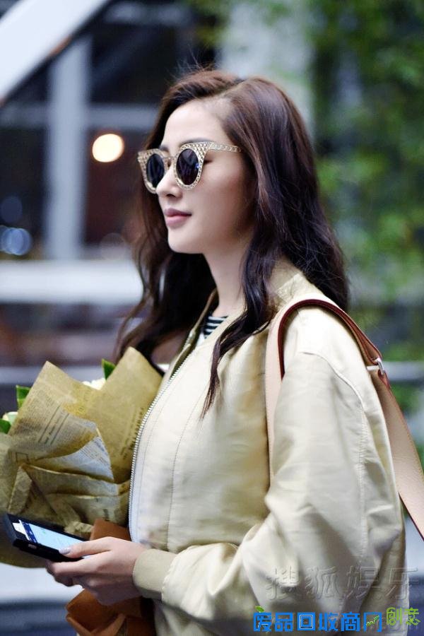 张天爱启程厦门潮范儿十足疑似加盟跑男第四季