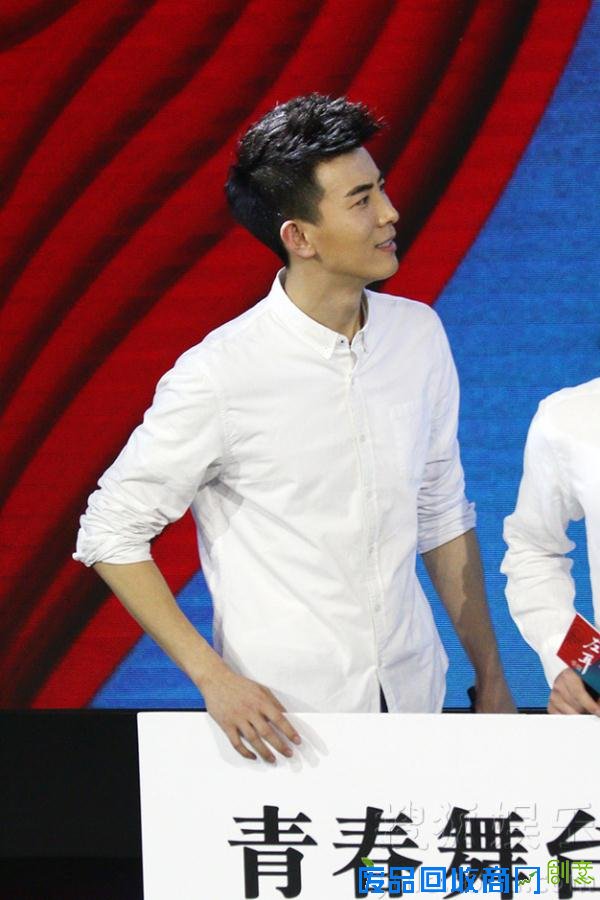 李川王青左耳发布会男男cp互摸头大秀长腿