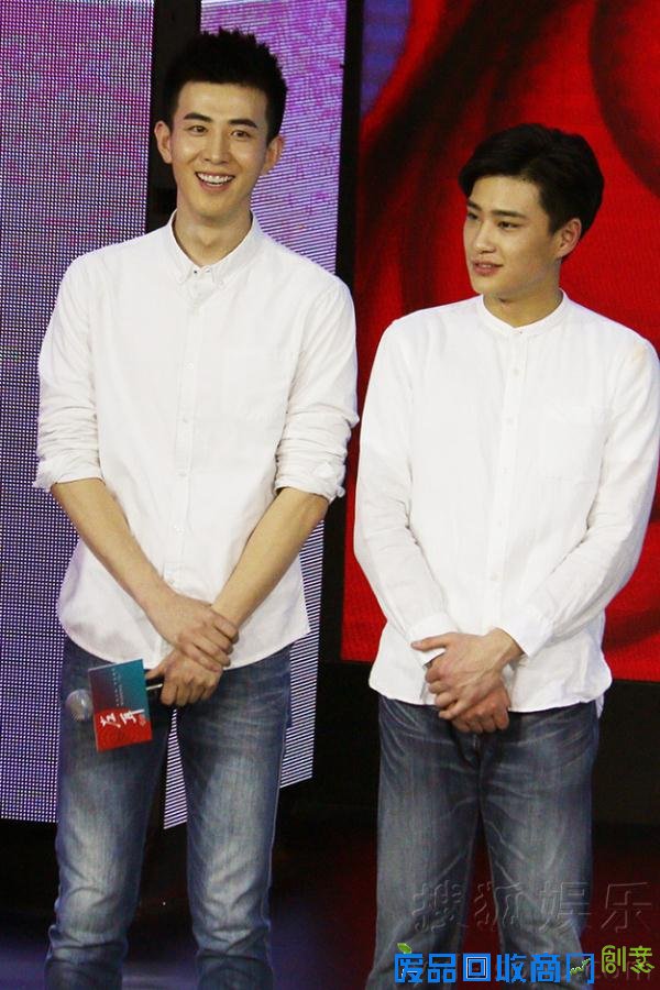 李川王青左耳发布会男男cp互摸头大秀长腿