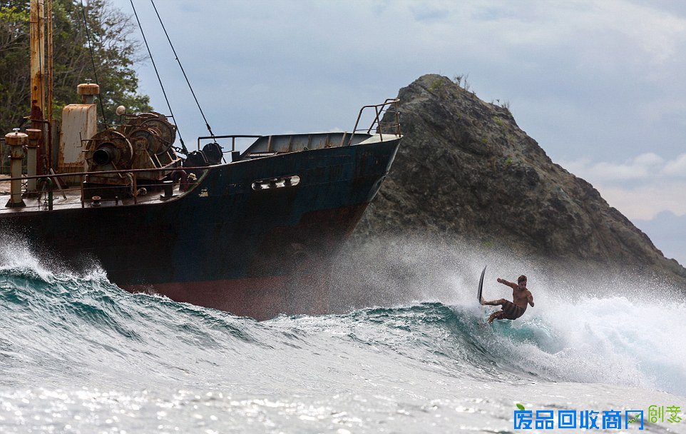 美国摄影师拍摄冲浪者险过搁浅废船(组图)