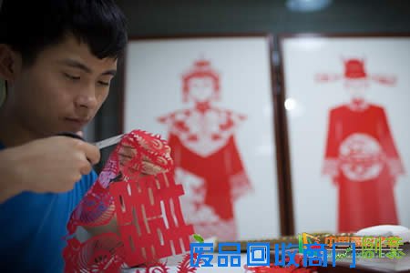 华商报报道西安外国语大学艺术学院2015届毕业生梁耿同学剪纸创业