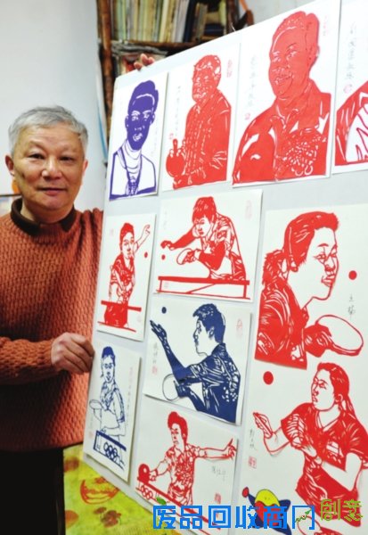 昨天,剪纸艺人章维伟正在展示他的作品:“为乒乓世界冠军剪影”。作品上每一个人物的头发、服饰图案甚至皱纹均清晰可见,表情、打球动作也栩栩如生。□记者 杭兴微 摄 昨天,剪纸艺人章维伟正在展示他的作品:“为乒乓世界冠军剪影”。作品上每一个人物的头发、服饰图案甚至皱纹均清晰可见,表情、打球动作也栩栩如生。□记者 杭兴微 摄