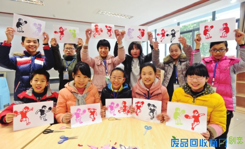 　　昨天,苏州市平江中学的学生制作剪纸作品，迎接第53届世乒赛倒计时100天。　□记者　杭兴微　摄