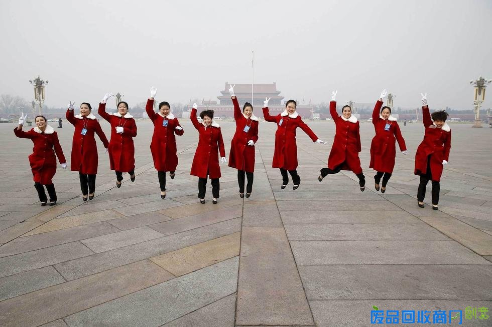 两会美女礼仪“中国红”吸睛