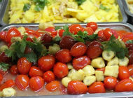 武汉高校食堂推出10余种水果菜引学生尝鲜