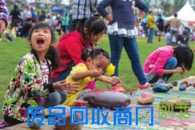 孩子们在艺术长廊，利用石头木头，在地上画出他们心中的多彩世界。